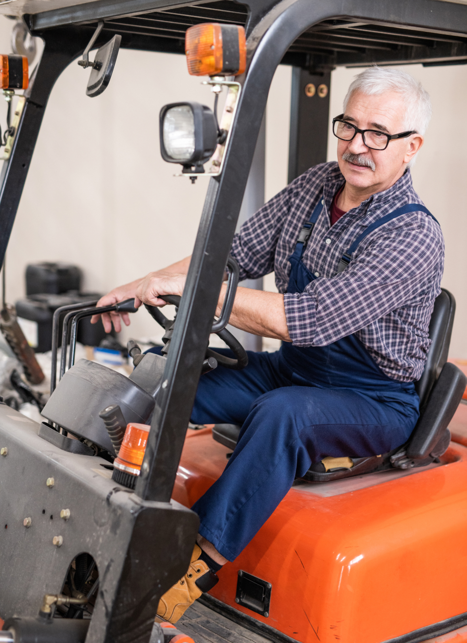 Servicefahrer auf einem Gabelstapler